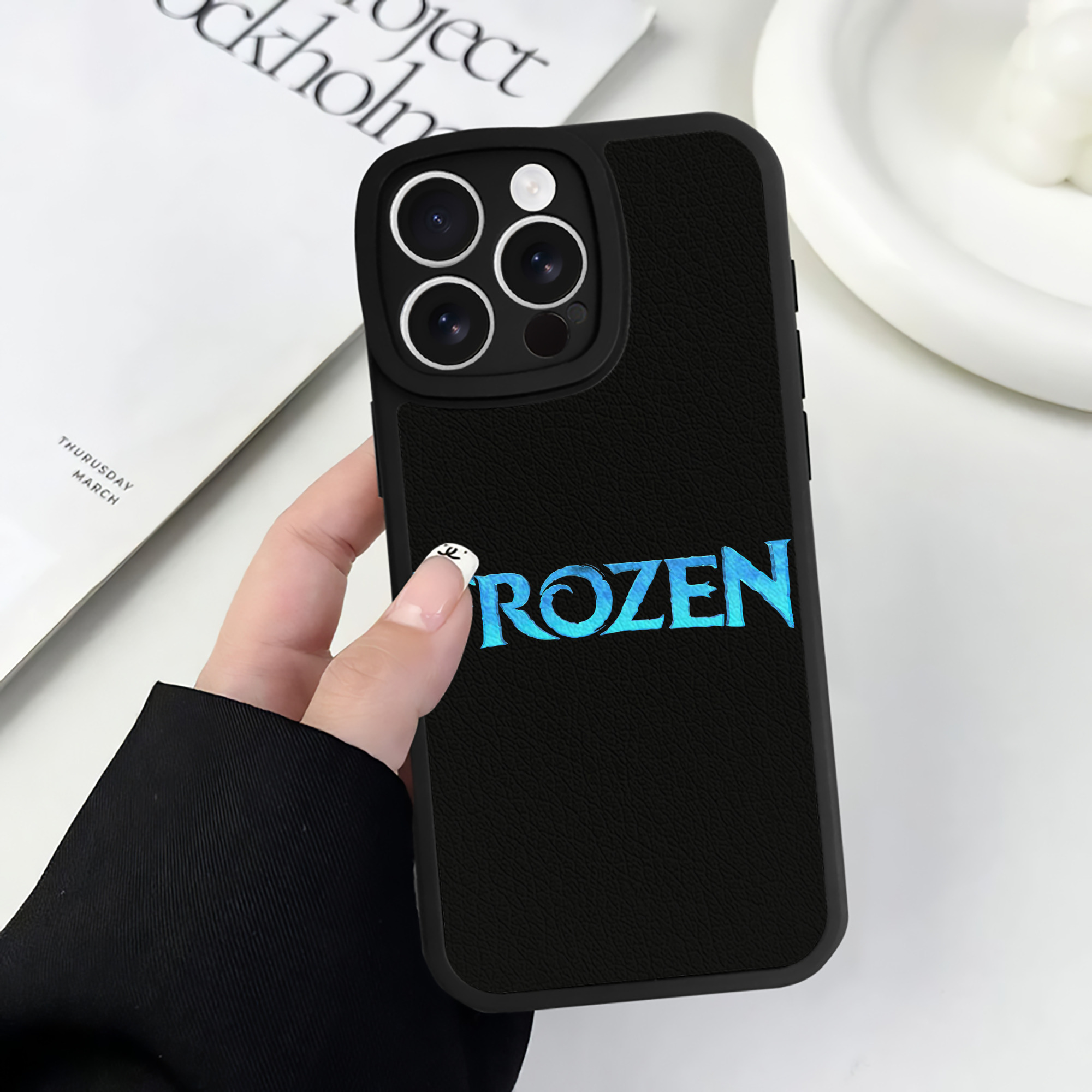 （画像用） アナと雪の女王 アンナ エルサ Frozen Anna Elsa 【iPhone 16シリーズ対応】シリコンスマホケース（レザー調） 材質：シリコン